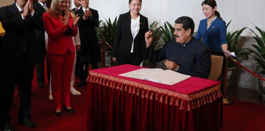 Maduro firma acuerdos en China tras rendir homenaje a Mao