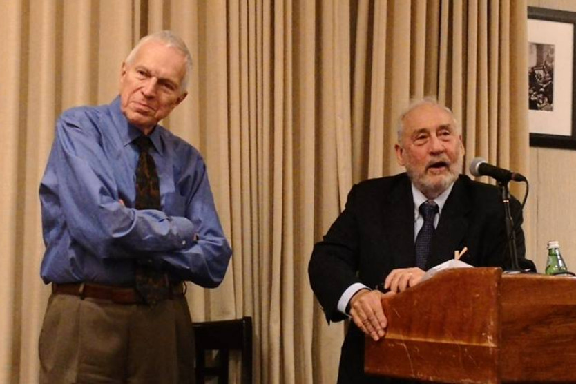 Nobel de Economía prevé recesión en EU de aquí a un año