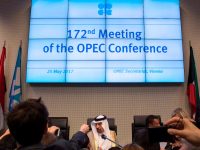 OPEP y aliados evalúan otro aumento a producción de crudo