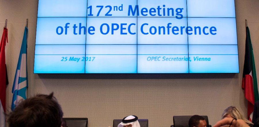 OPEP y aliados evalúan otro aumento a producción de crudo