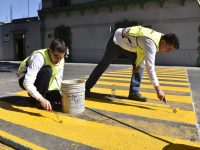 Pintan cajones de estacionamiento para personas con discapacidad y líneas de paso peatonal