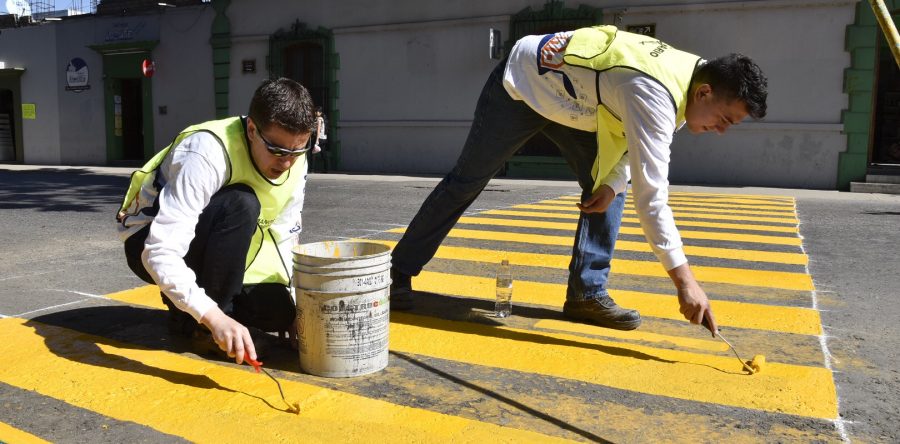 Pintan cajones de estacionamiento para personas con discapacidad y líneas de paso peatonal