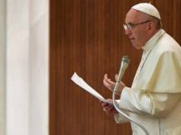 Papa Francisco pide no decir “palabrotas” a los padres