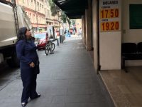 Peso a la baja tras conocerse datos económicos de EU