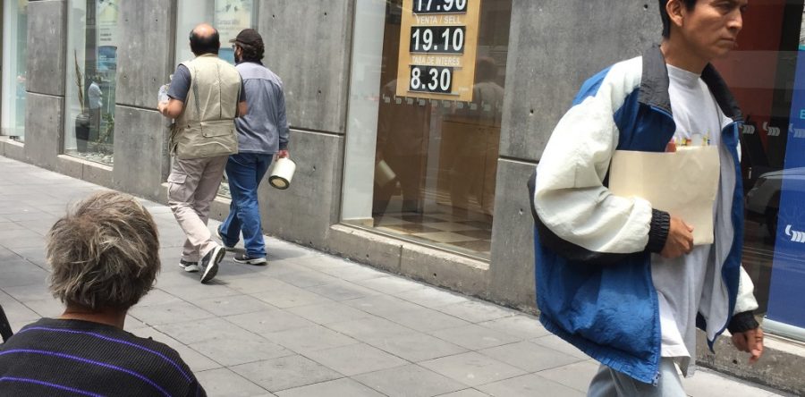Peso gana; atento a anuncios de EU sobre aranceles