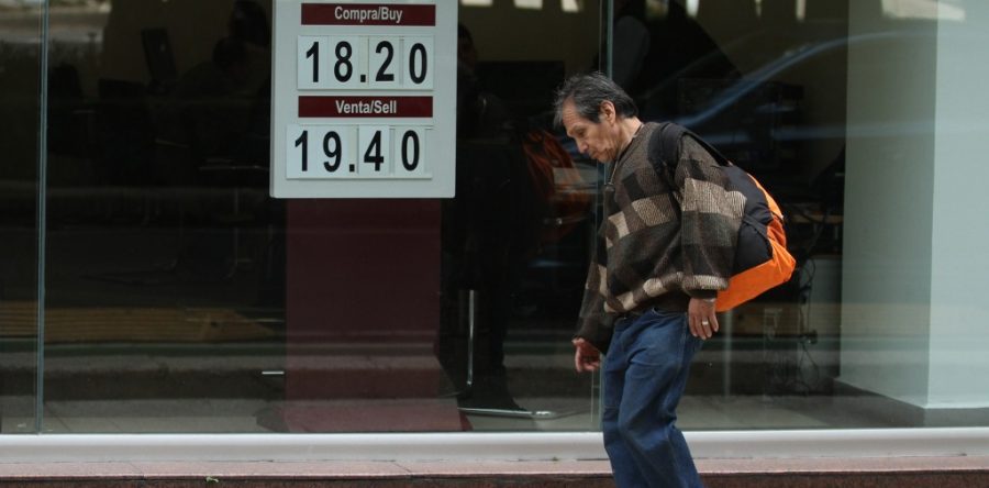 Peso pierde; espera datos de Fed y diálogo sobre TLCAN