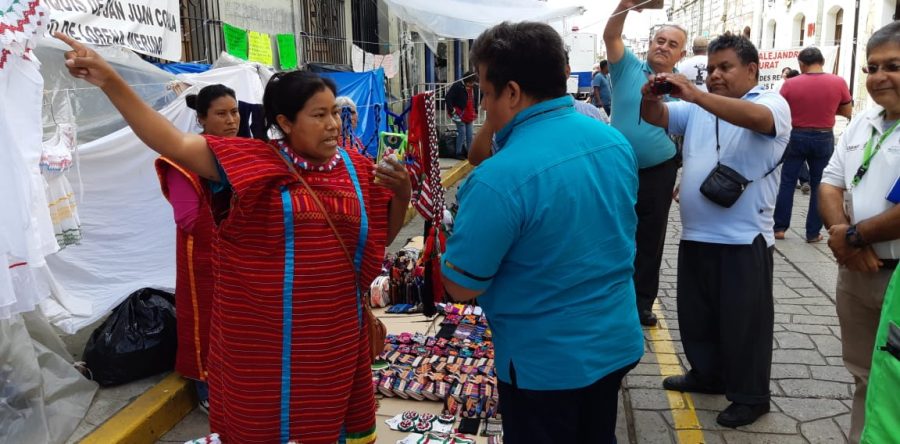 Protección Civil exhorta a grupo de manifestantes a liberar rutas de evacuación en Palacio de Gobierno