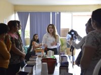 Reutilizan baterías para transformarlas en macetas