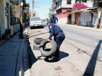 Vigentes operativos para sancionar a personas que aparten cajones de estacionamiento y tiren basura