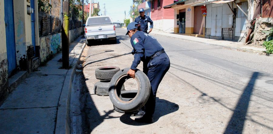 Vigentes operativos para sancionar a personas que aparten cajones de estacionamiento y tiren basura