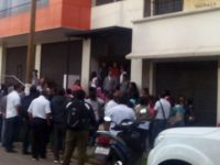 Realizan trabajadores del SUTIEBO paro de brazos caídos