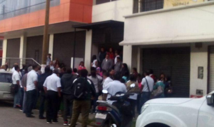 Realizan trabajadores del SUTIEBO paro de brazos caídos