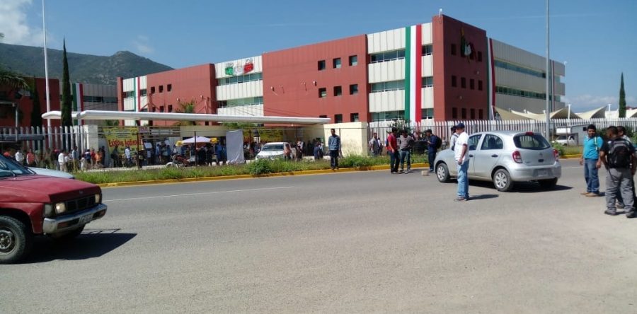 Con bloqueo pobladores de Loxicha piden liberación de presos políticos