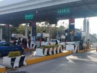 Normalistas de Teposcolula se apoderan de la Caseta de Huitzo