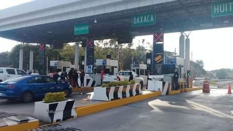 Normalistas de Teposcolula se apoderan de la Caseta de Huitzo