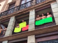 Con protesta piden espacios para la presentación de “Monólogos del Silencio”