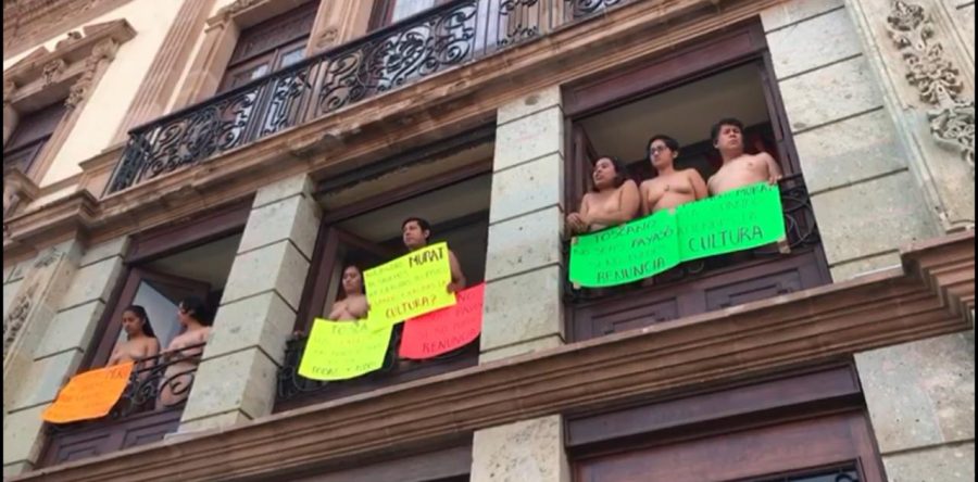 Con protesta piden espacios para la presentación de “Monólogos del Silencio”
