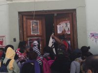 Normalistas protestan en el edificio de la Sección 22