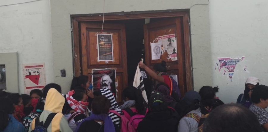 Normalistas protestan en el edificio de la Sección 22