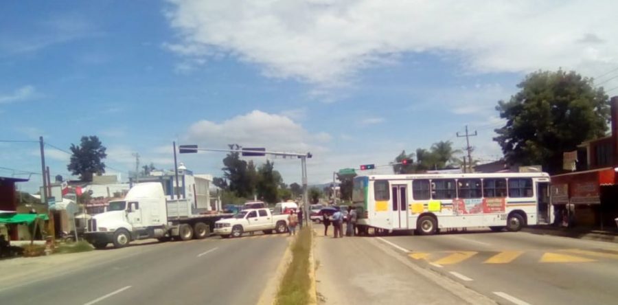 S-22 y padres de familia bloquean la carretera Oaxaca-Etla