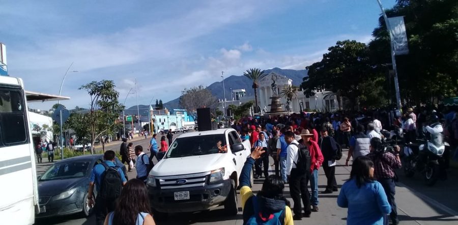 Marchan docentes de telesecundarias de la S-22 en la Capital
