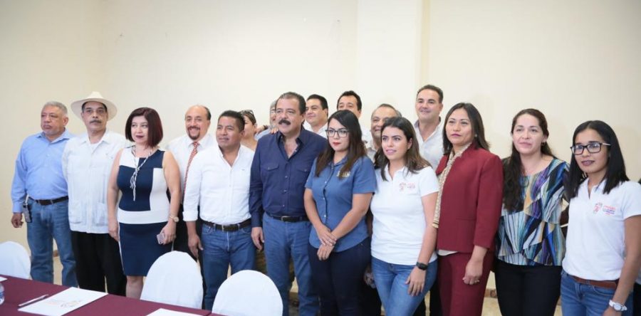 Entrega el titular de la Sedesol apoyos para impulsar programas en beneficio de la población en Oaxaca