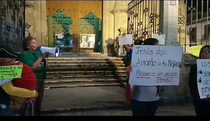 Protesta APAOAX en la iglesia de la Compañía contra sacerdote encargado