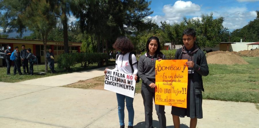 Protestan alumnos del Cobao de Cuilapam por acoso sexual.