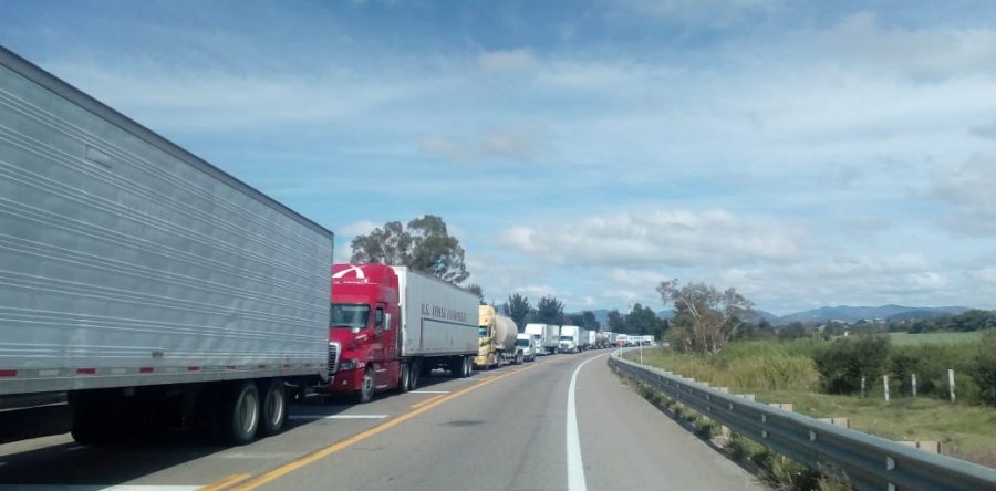 Transportistas de Nochixtlán cierran la autopista en contra de unidades piratas