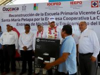 Beneficia IEEPO a escuelas del Istmo con mobiliario y equipo