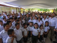 Entrega IEEPO lentes a escolares del Istmo de Tehuantepec