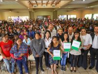Entregan DIF Oaxaca y el IEEPO becas a madres adolescentes y embarazadas