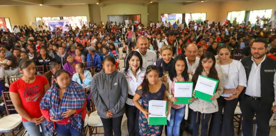 Entregan DIF Oaxaca y el IEEPO becas a madres adolescentes y embarazadas