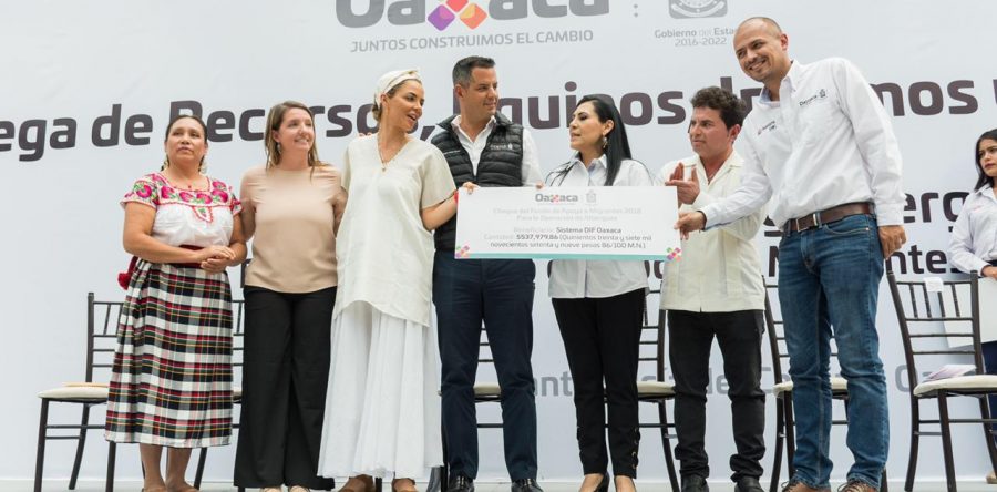 Entrega Alejandro Murat más de 21.1 mdp en equipo y materiales a migrantes oaxaqueños y albergues