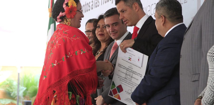 Entrega AMH reconocimientos y medallas a trabajadores del Gobierno de Oaxaca
