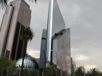 Bolsa mexicana cae con ‘un ojo’ en la consulta del aeropuerto