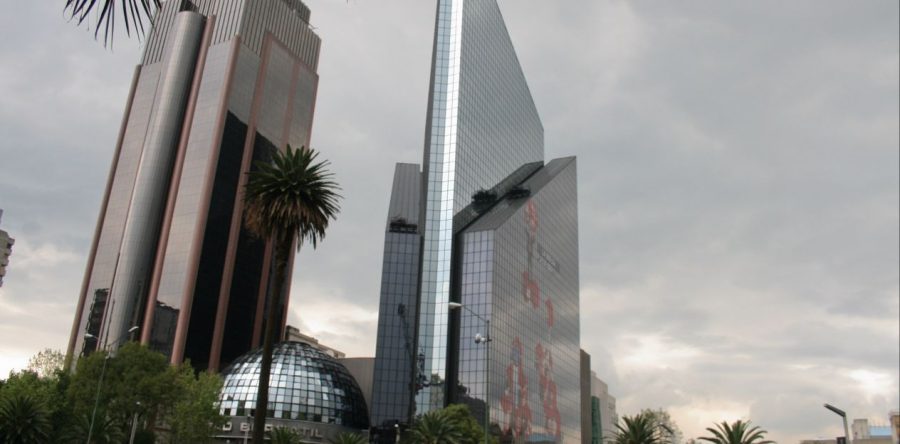 Bolsa mexicana cae con ‘un ojo’ en la consulta del aeropuerto