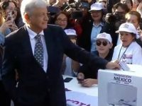 Buscaré a empresarios involucrados en NAICM: AMLO al emitir su voto en consulta