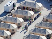 Centro de detención de niños migrantes ya rebasa las 100 carpas en desierto de EU