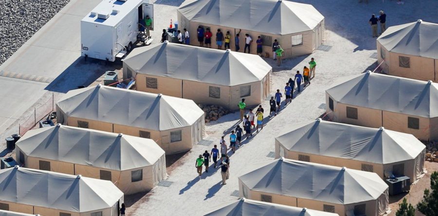 Centro de detención de niños migrantes ya rebasa las 100 carpas en desierto de EU