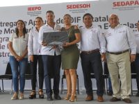 Dota IEEPO de mobiliario y equipo a 56 escuelas de Santa María Huatulco