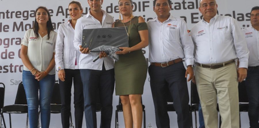Dota IEEPO de mobiliario y equipo a 56 escuelas de Santa María Huatulco