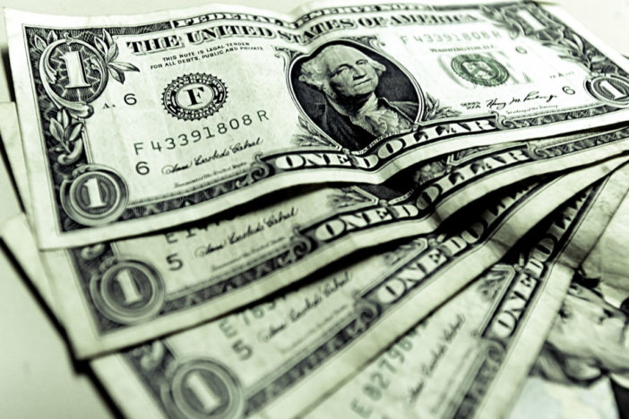 Dólar llega a $20.30 en bancos; el peso, la divisa más depreciada