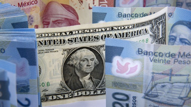 El dólar cae a mínimo de dos semanas