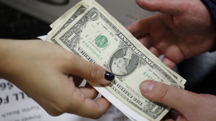 El peso cae en bancos a la espera de ‘una manita’ del Banxico