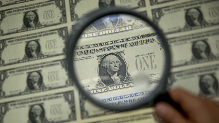 El peso le da ‘la vuelta’ al dólar
