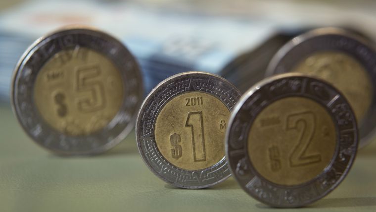 El peso le ‘sonríe’ a la tormenta financiera