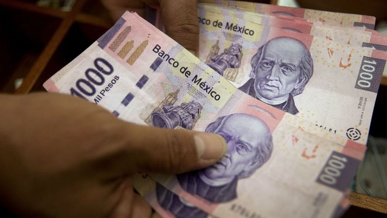 El peso se aprovecha de la debilidad del dólar y avanza
