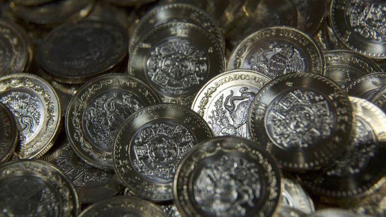 El peso vence al ‘miedo’ y le gana al dólar