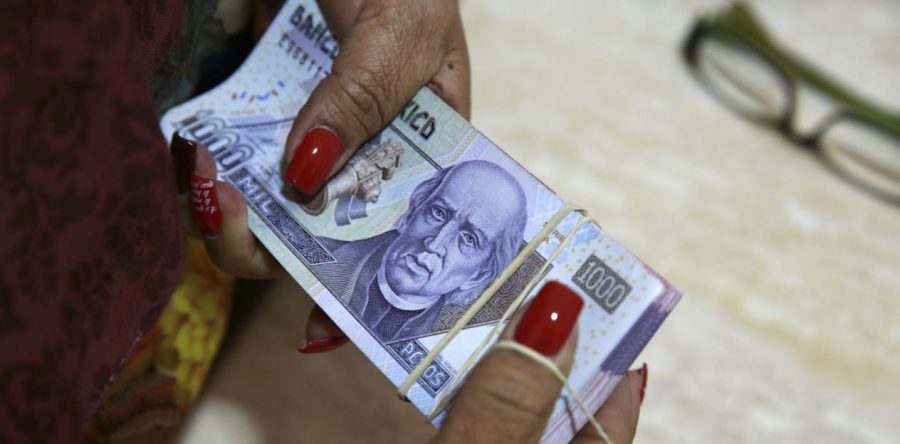 Hacienda dará a burócratas vales y bono sexenal por más de 15 mil pesos